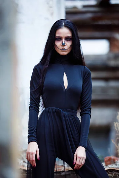 Esqueleto de Halloween mujer bruja retrato. Hermosa Glamour Fashion Sexy Vampire Lady con pelo largo y oscuro, maquillaje de belleza y vestuario — Foto de Stock