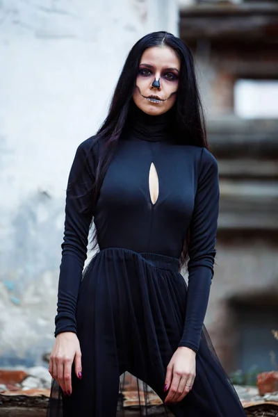 Halloween skeleton witch Woman portrait. Beautiful Glamour Fashion Sexy Vampire Lady with long Dark Hair, Beauty Make Up and Costume — Stock Photo, Image