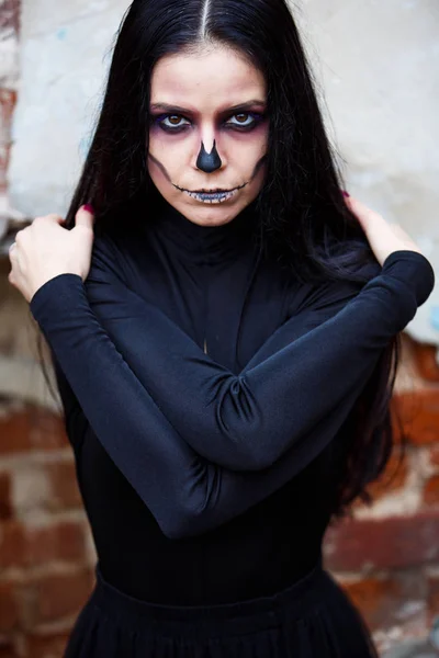 Портрет женщины-ведьмы на Хэллоуин. Красивая гламурная мода Сексуальная Вампирша с длинными темными волосами, красотой макияж и костюм — стоковое фото