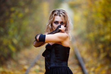 Bir kadın bir Cadılar Bayramı kutlama veya kostüm idea.outdoor yüzünde iskelet makyaj giyiyor. Güzellik cehennemden, ürkütücü kadın portre,