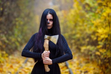Güzel kız onun ı büyük büyük balta. Yaratıcı makyaj kavramsal çılgın fikir Halloween gece partisi için. Kabus karnaval kostümü, vücut boyama sanatı. Profesyonel yakın fotoğraf