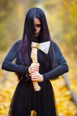 Güzel kız onun ı büyük büyük balta. Yaratıcı makyaj kavramsal çılgın fikir Halloween gece partisi için. Kabus karnaval kostümü, vücut boyama sanatı. Profesyonel yakın fotoğraf