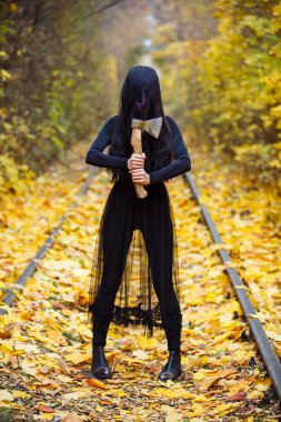 Güzel kız onun ı büyük büyük balta. Yaratıcı makyaj kavramsal çılgın fikir Halloween gece partisi için. Kabus karnaval kostümü, vücut boyama sanatı. Profesyonel yakın fotoğraf
