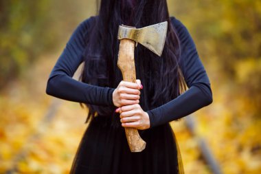 Güzel kız onun ı büyük büyük balta. Yaratıcı makyaj kavramsal çılgın fikir Halloween gece partisi için. Kabus karnaval kostümü, vücut boyama sanatı. Profesyonel yakın fotoğraf