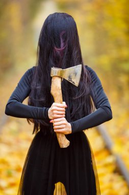 Güzel kız onun ı büyük büyük balta. Yaratıcı makyaj kavramsal çılgın fikir Halloween gece partisi için. Kabus karnaval kostümü, vücut boyama sanatı. Profesyonel yakın fotoğraf