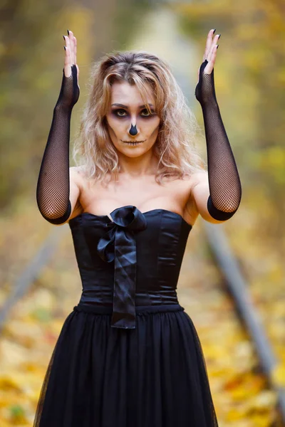 Une femme porte du maquillage squelette sur son visage pour une fête d'Halloween ou un costume idea.outor. Extérieur. Beauté de l'enfer, portrait féminin effrayant , — Photo