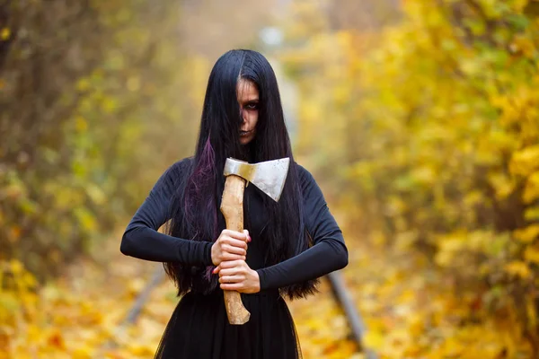 Güzel kız onun ı büyük büyük balta. Yaratıcı makyaj kavramsal çılgın fikir Halloween gece partisi için. Kabus karnaval kostümü, vücut boyama sanatı. Profesyonel yakın fotoğraf