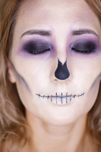 Vacaciones de Halloween. Primer plano retrato de mujer con cráneo maquillaje. boca de cerca —  Fotos de Stock