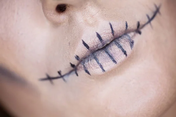 Vacaciones de Halloween. Primer plano retrato de mujer con cráneo maquillaje. boca de cerca — Foto de Stock