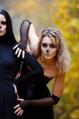 İki vintage cadı Halloween.autumn sabbat Havva için toplandı. gün, demiryolu raylar.