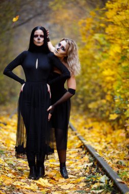 İki vintage cadı Halloween.autumn sabbat Havva için toplandı. gün, demiryolu raylar.