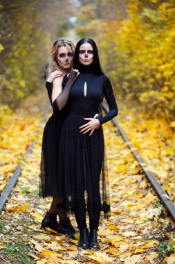 İki vintage cadı Halloween.autumn sabbat Havva için toplandı. gün, demiryolu raylar.