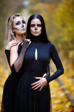 İki vintage cadı Halloween.autumn sabbat Havva için toplandı. gün, demiryolu raylar.