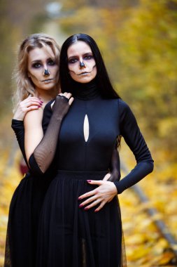 İki vintage cadı Halloween.autumn sabbat Havva için toplandı. gün, demiryolu raylar.