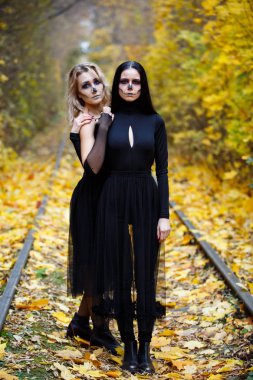 İki vintage cadı Halloween.autumn sabbat Havva için toplandı. gün, demiryolu raylar.