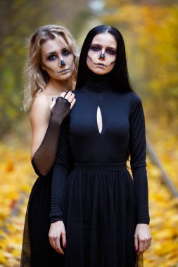 İki vintage cadı Halloween.autumn sabbat Havva için toplandı. gün, demiryolu raylar.