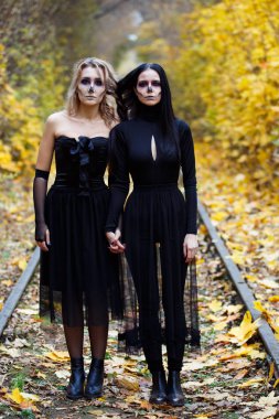 İki vintage cadı Halloween.autumn sabbat Havva için toplandı. gün, demiryolu raylar.