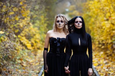 İki vintage cadı Halloween.autumn sabbat Havva için toplandı. gün, demiryolu raylar.