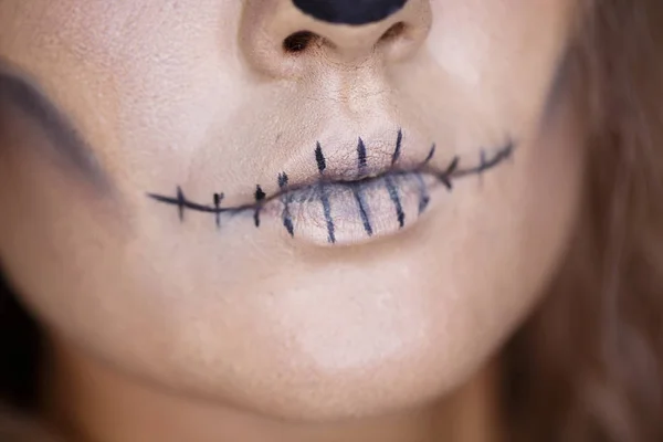 Vacaciones de Halloween. Primer plano retrato de mujer con cráneo maquillaje. boca de cerca — Foto de Stock