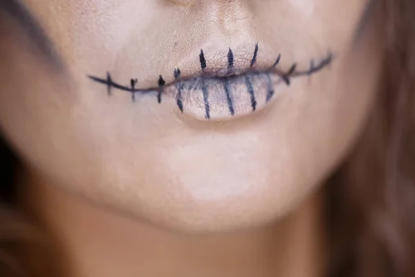 Vacaciones de Halloween. Primer plano retrato de mujer con cráneo maquillaje. boca de cerca — Foto de Stock