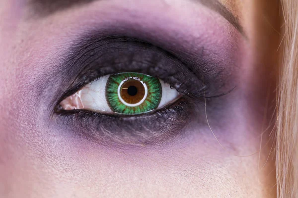 Renkli makyaj ile kadın göz kırpma. 