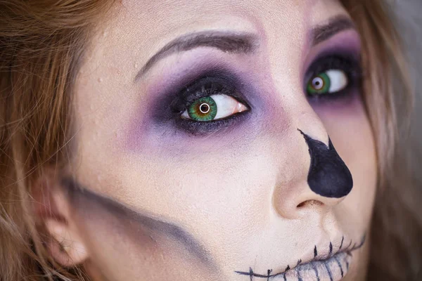 Maquillaje de escenario. retrato de una joven con maquillaje brillante como un esqueleto cerca. idea de un disfraz de Halloween — Foto de Stock