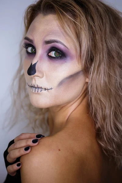 Etapie makijaż. Portret młodej dziewczyny z jasny makijaż jako szkielet w pobliżu. ideę kostium na halloween — Zdjęcie stockowe