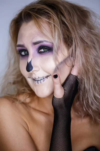 Skede make-up. Porträtt av en ung flicka med ljus makeup som ett skelett nära. tanken på en halloween-kostym — Stockfoto