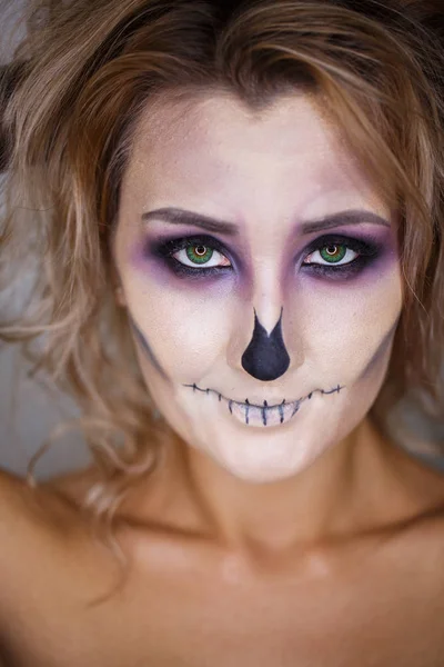 Sahne makyaj. bir iskelet olarak parlak makyaj ile genç bir kız portresi. bir halloween kılık fikir — Stok fotoğraf