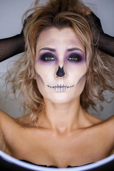 Maquillaje de escenario. retrato de una joven con maquillaje brillante como un esqueleto cerca. idea de un disfraz de Halloween —  Fotos de Stock