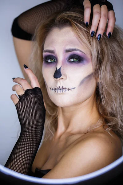 Μακιγιάζ στάδιο. πορτρέτο ενός νεαρού κοριτσιού με λαμπερό μακιγιάζ ως σκελετός κοντά. ιδέα για ένα κοστούμι αποκριών — Φωτογραφία Αρχείου