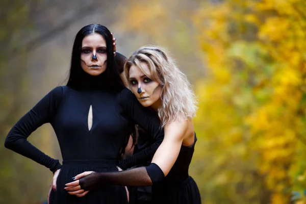 Dos brujas de la vendimia se reunieron para la víspera del sabbat de Halloween.Otoño. día, ferrocarriles . — Foto de Stock