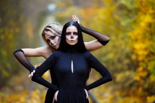 Dwie czarownice vintage zgromadzonych na Wigilię sabbat Halloween.autumn. dzień, szyny kolejowe. — Zdjęcie stockowe