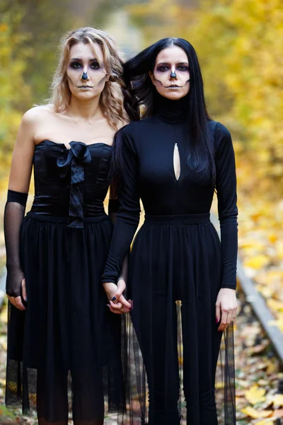 İki vintage cadı Halloween.autumn sabbat Havva için toplandı. gün, demiryolu raylar.