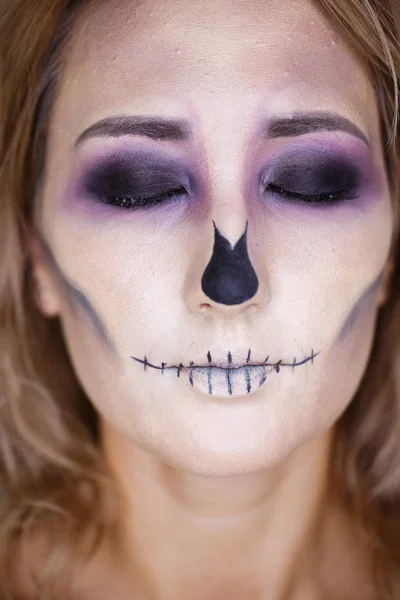 Festas de Halloween. Close up retrato da fêmea com crânio compõem. boca fechar — Fotografia de Stock