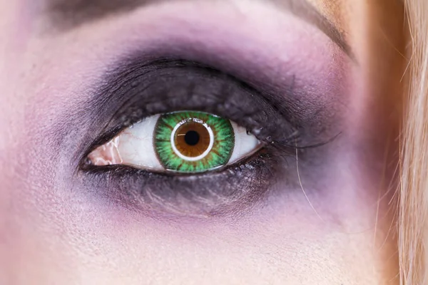 Зерно женского глаза с красочным макияжем . — стоковое фото