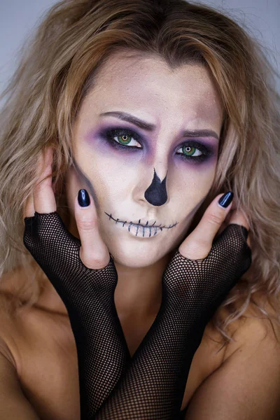 Макияж сцены. портрет молодой девушки с ярким макияжем в виде скелета рядом. идея костюма на Хэллоуин — стоковое фото