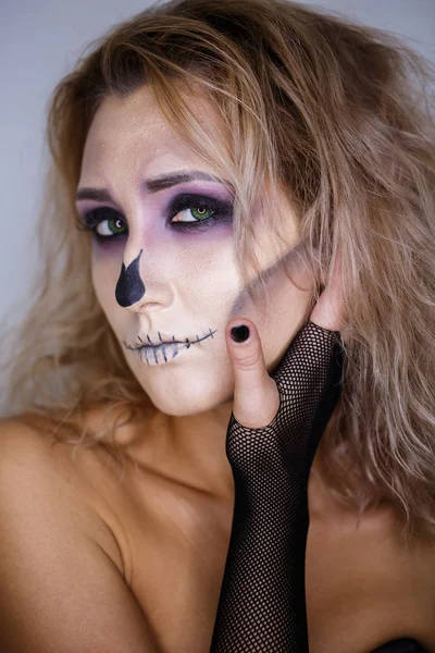 Színpadi smink. egy fiatal lány, a ragyogó smink, mint egy csontváz közel portréja. ötlet egy halloween jelmez — Stock Fotó