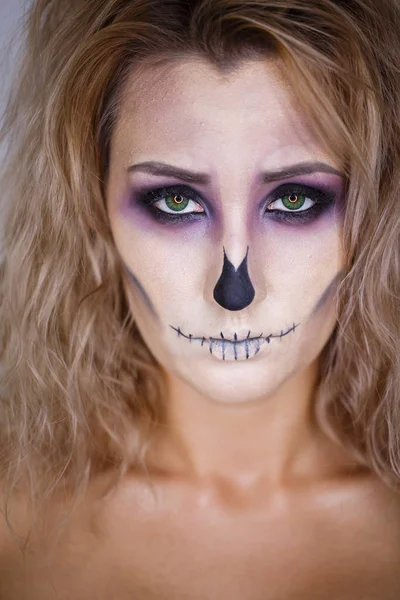 Maquilhagem de palco. retrato de uma jovem com maquiagem brilhante como um esqueleto perto. ideia de um traje de Halloween — Fotografia de Stock