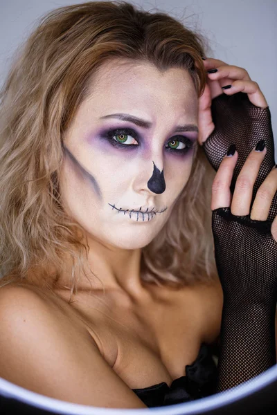 Trucco da palcoscenico. ritratto di una giovane ragazza con trucco luminoso come uno scheletro vicino. idea di un costume di Halloween — Foto Stock