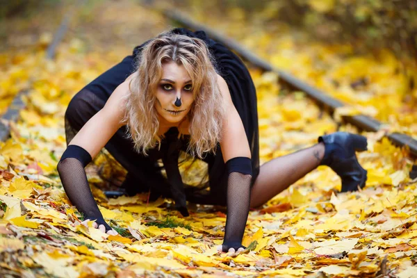 Frauenmonster. Kreatives dunkles Make-up, konzeptionelle Idee für Halloween. — Stockfoto