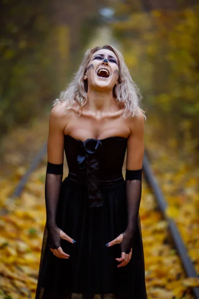 Frauenmonster. Kreatives dunkles Make-up, konzeptionelle Idee für Halloween. — Stockfoto