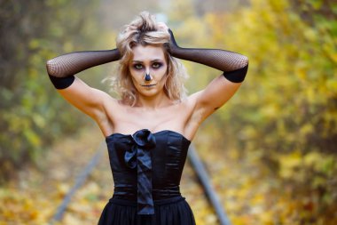 kadın canavar. Yaratıcı koyu makyaj, Cadılar Bayramı için kavramsal fikir.