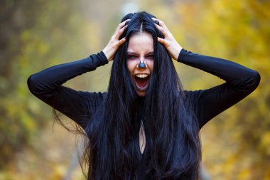 kadın canavar. Yaratıcı koyu makyaj, Cadılar Bayramı için kavramsal fikir.