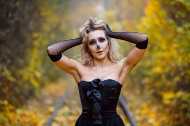 kadın canavar. Yaratıcı koyu makyaj, Cadılar Bayramı için kavramsal fikir.