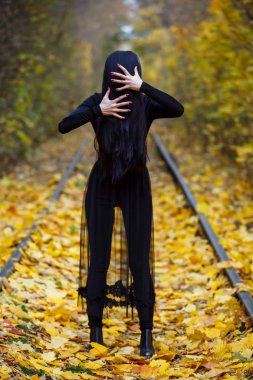 kadın canavar. Yaratıcı koyu makyaj, Cadılar Bayramı için kavramsal fikir.