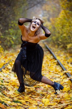 kadın canavar. Yaratıcı koyu makyaj, Cadılar Bayramı için kavramsal fikir.