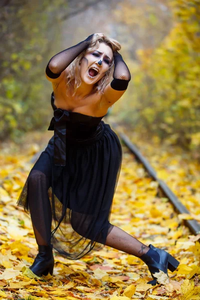 Žena monstrum. Creative tmavého makeupu, koncepční nápad pro Halloween. — Stock fotografie