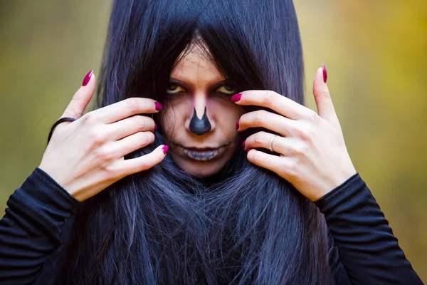 Kadın canavar. Yaratıcı koyu makyaj, Cadılar Bayramı için kavramsal fikir. — Stok fotoğraf