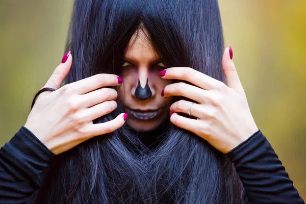 Monstro de mulher. Maquiagem escura criativa, ideia conceitual para o Halloween . — Fotografia de Stock